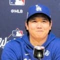 デコピンが３歳に！大谷翔平が祝福　イチゴケーキもぐもぐ＆元気に大ジャンプ→大谷もピースマークで愛情示す