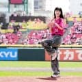 「卒業してからより可愛くなった！」黒髪なびかせノーバン投球話題の人気美女に騒然「めっちゃ白くてめっちゃ可愛い」「肩強っ！」「フォーム美しい」