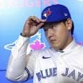 すげぇ！岡本和真　仰天ビッグプレーで勝利貢献　ＭＬＢ公式「素手でつかんで驚くべきアウト」球団も称賛　１６試合連続出塁ストップも守備で存在感