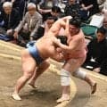 業師対決の激闘に喝采　翔猿ＶＳ宇良が壮絶な取組に大盛り上がり　宇良が体反りながら残し逆襲、翔猿も間一髪で取り直し　ＳＮＳ騒然「面白すぎてやばい」