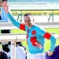ヴィクトリアマイル入線後のルメール騎手、川田将雅騎手と英語のやりとりで「ソーリー」と謝った訳は？　ジョッキーカメラ公開