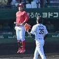 「何話してんだろ？」「心が温かくなった」弾丸ライナーをキャッチした阪神・才木は驚き、捕られた広島・小園は悔しがるも笑顔　ベンチに戻りながら言葉を交わしたほっこり場面