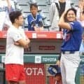 大谷翔平と菊池雄星が笑顔で握手とハグ　試合前に投球談義　約１０分間身振り手振りで　花巻東出身＆３月ＷＢＣチームメート