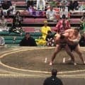 “細マッチョ”力士、腕一本で172キロをぶん投げた！ 目を疑う光景に館内ざわめき「凄い！」「やば」ファンも語彙失う