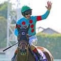 「フランスの天才ジョッキー」ルメール騎手のＧ１・１００勝記念Ｔシャツを１００枚限定で発売　エンブロイダリーでヴィクトリアＭ制覇