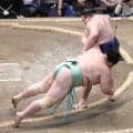 結びの一番際どい相撲で物言いも…木村庄之助の軍配通り豪ノ山の勝ち　八角理事長「よう見てる」