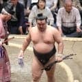 大関・霧島が顔を流血しながらも勝ち越し　シャワー浴びて「痛ーっ！」　単独首位も「これから」