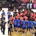 身長218センチの選手を胴上げする“規格外”の光景 「ギネス申請してもいい」男子バレー、両軍選手に祝福され世界のレジェンドが3度宙に舞う