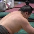 「大丈夫か」親方も慌てて呼びかけ…力士、取組後に立ち上がれず“異変” 相手力士も困惑「心配になるわな」館内も騒然