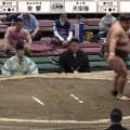 「行司さんあぶない」「抱きとめた」取組中に接触→力士の“咄嗟の対応”話題 「ずり落ちなくてよかった」行司を守る行動に称賛