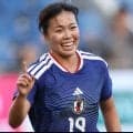 【なでしこ】谷川萌々子がバイエルンの優勝報告会参加　民族衣装でシャーレ掲げるレアショット