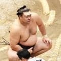 おでこに絆創膏　霧島が敗れる波乱　若隆景、豪ノ山、琴栄峰、翔猿、藤凌駕と２敗で６人が首位に並ぶ混戦に