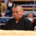 浦風親方またも受難　９日目は霧島が落ちてきて、10日目は御嶽海に足踏まれる「最悪…」