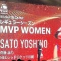 「外巻き金髪セミロング可愛すぎる！！」バレー人気美女、雰囲気激変姿で表彰式出席に騒然「なにそのビジュアル」「美しすぎますね」