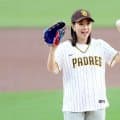 石川佳純さんがノーバウンド始球式　大谷翔平の出場試合で…パドレスユニ、捕手は松井裕樹