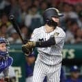 【阪神】中野拓夢の右脇腹付近に中日マラーの150キロ直撃　顔ゆがめるも歩いて一塁へ