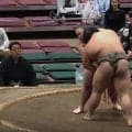 「動くな！」熱戦の最中に行司が取組を中断 あわやのハプニングに約40秒“待った”…声荒げ、緊張走る一幕も