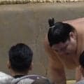 「どうした？」取組後、力士に“異変” 四つん這いで苦悶「膝打ったか」「たてないか」救命士も駆け寄り館内一時騒然の光景