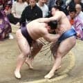 ２敗トップの３４歳・翔猿、新鋭の義ノ富士に敗れる　賜杯争いで一歩後退