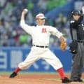 ヤクルト戦　“奇跡のバックホーム”松山商ＯＢの矢野勝嗣氏が始球式　拍手と歓声に包まれる