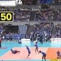 5人の選手が倒れ込んだ“異常事態”！ 男子バレーで“衝撃の光景”… 50秒ロングラリーの死闘にファン大歓喜