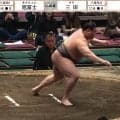 「どうした三田！」“異変”発生に館内悲鳴とざわめき “史上最強の新弟子”との全勝対決に完敗「たった腕一本で」ファン困惑