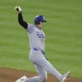 大谷翔平　第１打席は四球で出塁→盗塁失敗　チャレンジで判定が覆る　エンゼルス時代の同僚と一緒に映像を確認するシーンも