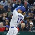 大谷翔平が３試合連続打点　七回の好機できっちりと犠飛　ハイタッチでベンチに迎えられる