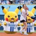 ＤｅＮＡ戦で女優・山本美月が始球式　ポニテ揺らし圧倒的オーラ漂わせる　背後にピカチュウ６人　キュートな笑顔振りまく