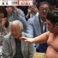 伯乃富士、大関撃破で“分厚い懸賞”を両手で掲げる「懸賞すご！」「カバンみたいな懸賞」優勝争いは大混戦