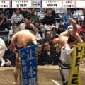 “美四股”の向こうに“チラリ”大御所が鎮座 “まさか”な瞬間「さすがに目立つ」