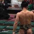 「プロレス技？」「背中バキバキが勝った」幕下力士、衝撃の背筋力で相手をドスン 劇的決着に館内騒然