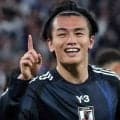 「なんて幸せな写真なんや」　日本代表ＦＷが愛娘を抱く写真投稿「家族からパワーたくさんもらいました！」　妻との２ショも　「パパ頑張ってね」「寝方一緒なの可愛すぎる」