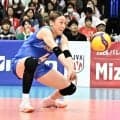 【バレー】「モデルみたい」日本代表の佐藤淑乃、雰囲気ガラリの白シャツ私服ショット
