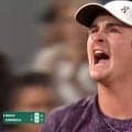 もう誰にも止められない！ジョコビッチ撃破の19歳フォンセカ、勢いそのままに全仏ベスト8進出 勝利の雄叫びが話題