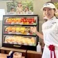 人気プロの藤田光里が岡山空港ゴルフコースでオープニングセレモニーに参加　「からあげクン試合前も買っています」ローソンがゴルフ場内に初出店