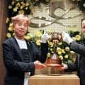 ルメール経営のカフェに１億円相当の金色の優勝カップ登場　岩田康誠と特別トークショーも