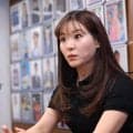 吉田知那美、図書館で読書のノースリーブワンピ姿　へそ出しトレ姿には「素晴らしい腹筋」
