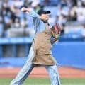 度会ママが始球式　元ヤクルトの夫・博文さんが笑顔で見守る　捕手役は息子の基輝さん　ＳＮＳ「度会ママナイスピッチ」「さすがプロ野球選手の母」