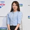安田祐香、薄いブルーのジャケットに大胆な黒のミニスカート／ヨネックス・レディース前夜祭