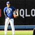大谷翔平　アイアトン通訳がピンチを救う！ＣＢ中に飛んできた打球をナイスキャッチ→大谷がサムズアップでたたえる