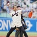 金田正一さん長男の俳優・金田賢一、神宮で始球式　父が国鉄時代に使用したユニホーム姿で登板