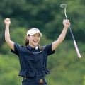 【女子ゴルフ】２２歳の人気女子プロ吉田鈴が再逆転で初優勝！　ツアー史上４組目の姉妹Ｖ果たす