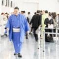 昨年はデマに憤った義ノ富士、大相撲パリ公演に出発「楽しみです」羽田空港に力士がズラリ