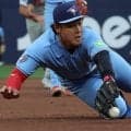 「なんてプレーだ！」米驚愕、打った元巨人助っ人も思わず苦笑い…岡本和真、守備のビッグプレーが話題「落ち着いたスローイングも素晴らしい」「試合の最優秀選手」