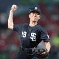 山崎育三郎が始球式　１９番黒ユニで剛球投げ込みガッツポーズ　場内大歓声　美声も披露「誰が為」も歌唱