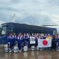 チャーター機を降りた日本代表イレブンに合宿地ナッシュビル市から熱烈な歓迎…チームバス、飛行機とともに貴重な記念ショット