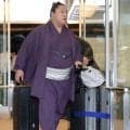 夏場所優勝の若隆景が大相撲パリ公演に出発「いい相撲を見せられたら」羽田空港に力士集団