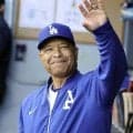 えっなんで？ゴルフ帰り！？ドジャース　ロバーツ監督がゴルフバッグを下げて球場入り　衝撃シーンに騒然「監督が率先してレジャー感覚なのが面白い」