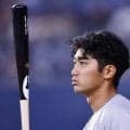 【巨人】三塚琉生が負傷交代　一塁へ帰塁の際に手をついた右肩痛める